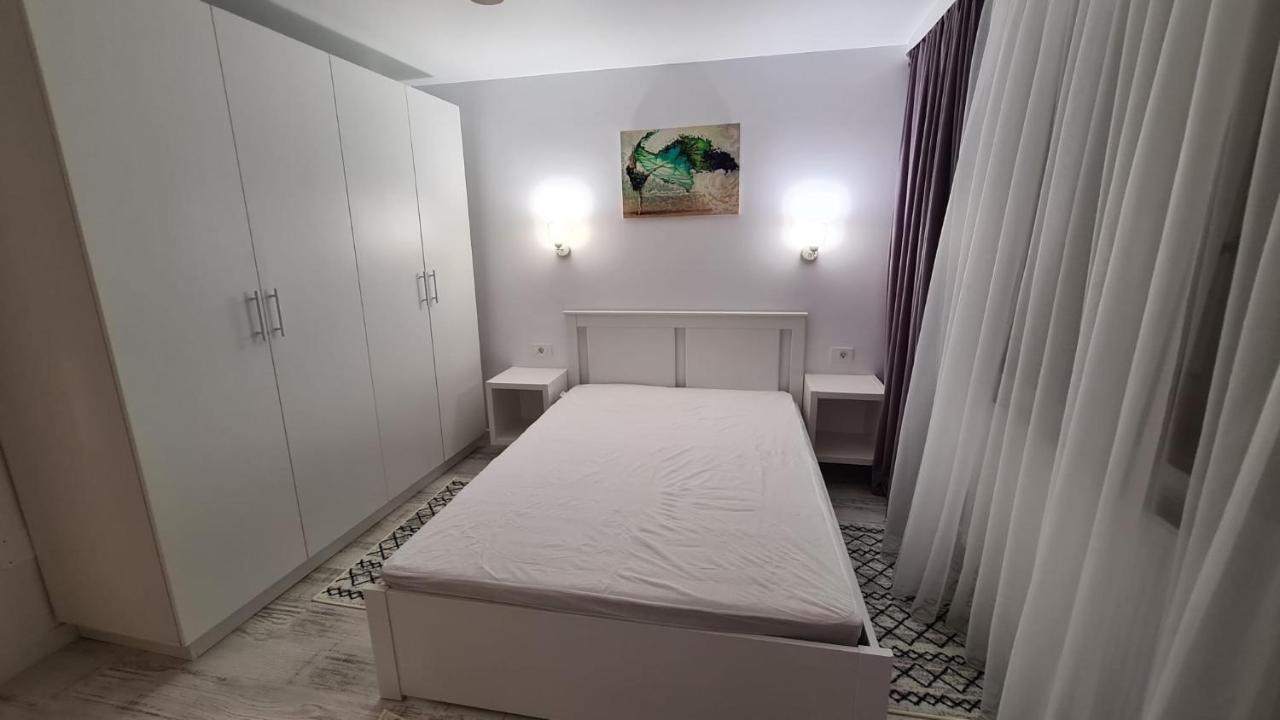 La Fluturi Apartament Appartement Suceava Buitenkant foto