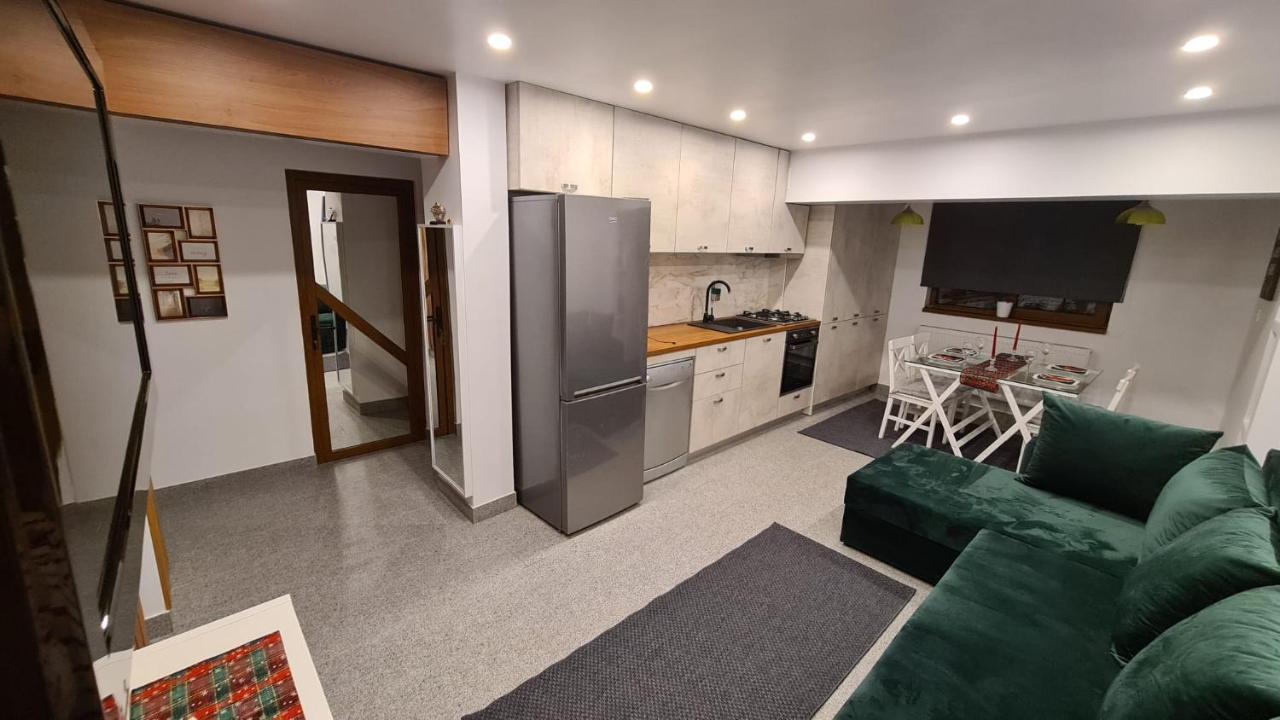 La Fluturi Apartament Appartement Suceava Buitenkant foto