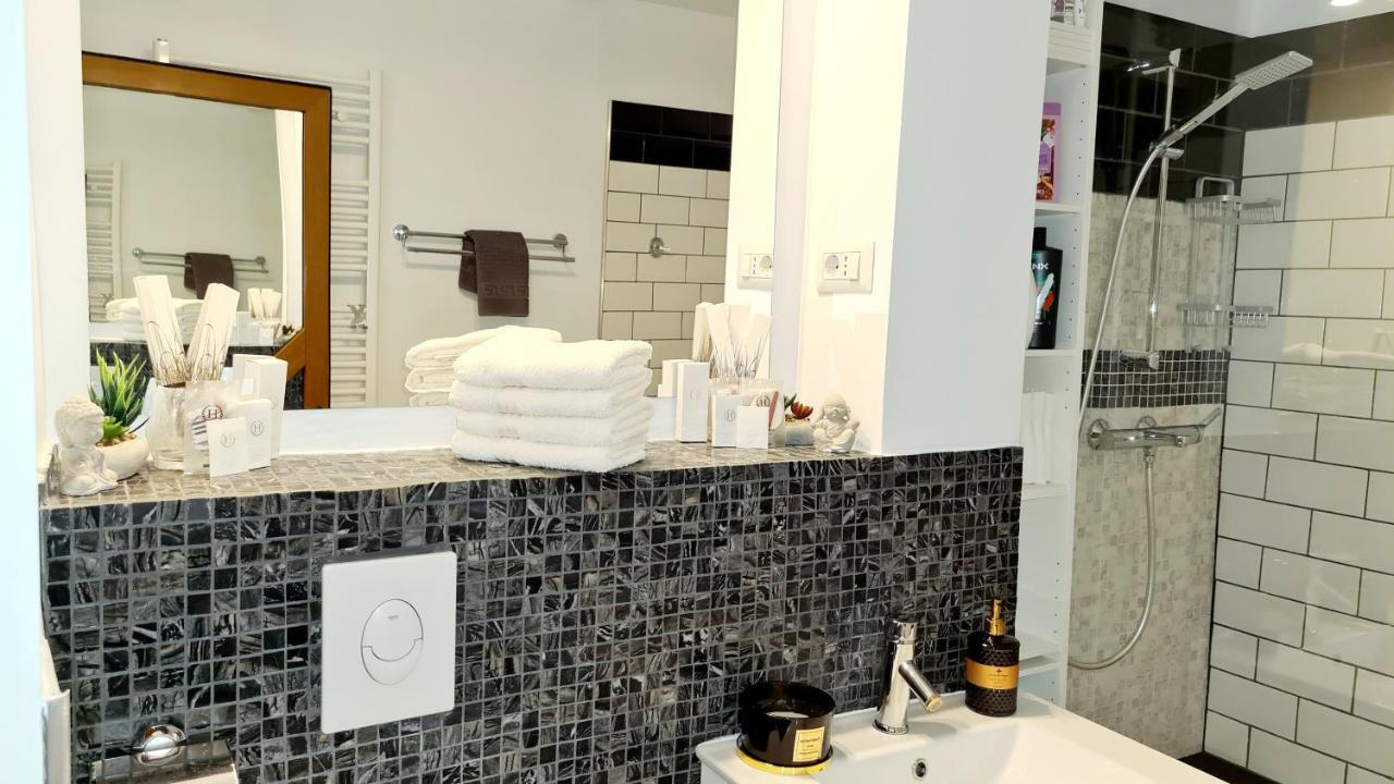 La Fluturi Apartament Appartement Suceava Buitenkant foto
